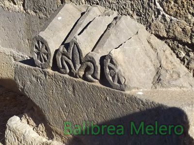 mensula_de_caliza_flor_de_lis_simbolo_de_monarquia_y_de_borbones.jpg