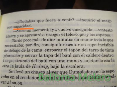 sagacidad
inquirió el mago con sagacidad

Sagaz:
1. adj. Astuto y prudente, que prevé y previene las cosas.

2. adj. Dicho de un perro: Que saca por el rastro la caza.

3. adj. Dicho de un animal: Que barrunta o presiente algo.
Keywords: dijo;descripción;voz