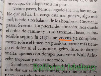 gravita
la carga me gravita sobre el brazo
1. intr. Dicho de un cuerpo: Moverse alrededor de otro por la atracción gravitatoria. La Luna gravita en torno de la Tierra.

2. intr. Dicho de un cuerpo: Descansar o hacer fuerza sobre otro.

3. intr. Dicho de un peso, de una carga o de una responsabilidad: Recaer sobre alguien o algo.

4. intr. Influir sobre alguien o sobre algo.
Keywords: colgar