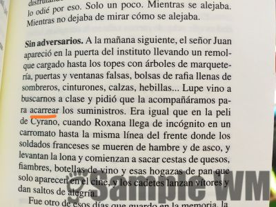 acarrear
acarrerar:
1. tr. Introducir personas, objetos, animales, etc., en una embarcación, tren, avión u otro medio de transporte.

2. tr. Mar. Destinar a alguien a un buque.

3. tr. Hacer que alguien intervenga en una empresa difícil o arriesgada. Lo embarcaron en una aventura. U. t. c. prnl.

4. tr. Cuba y Ven. dar plantón.

5. intr. Subir a una embarcación, tren, avión u otro medio de transporte. U. t. c. prnl.
Keywords: llevar;descargar;cargar;coger;portar