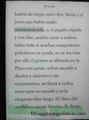 escamotearsela
el joven que había osado escamotearse

1. tr. Dicho de un jugador de manos: Hacer que desaparezcan a ojos vistas las cosas que maneja.

2. tr. Robar o quitar algo con agilidad y astucia.

3. tr. Hacer desaparecer, quitar de en medio de un modo arbitrario o ilusorio algún asunto o dificultad.
Keywords: robar;quitar;sin darse cuenta