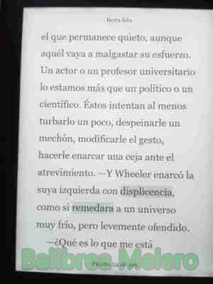 displicencia
Enarcó la suya con displicencia

Actitud indiferente y de desagrado hacia algo o alguien.
"me puse a leer con displicencia"
Keywords: apariencia;cabeza;ceja;sentimiento;gesto
