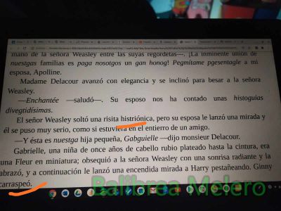 histriónica
soltó una sonrisita histriónica

HISTRIÓN
1. m. y f. Actor teatral.

2. m. y f. Persona que se expresa con afectación o exageración propia de un actor teatral.

3. m. y f. Prestidigitador, acróbata o cualquier otra persona que divertía al público con disfraces.

4. m. Hombre que representaba disfrazado en la comedia o tragedia antigua
Keywords: mentira;falso;falsa;narración;3