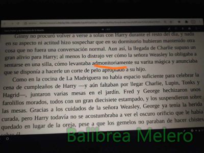 admonitoriamente
como levantaba admonitoriamente su varita mágica

1. adj. Que amonesta, aconseja o exhorta.
Keywords: intimida;amenaza;advertir;advierte